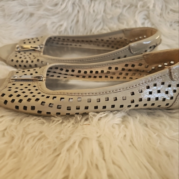 Michael Kors Leather Slip On Shoes Flats White Gold Size 10. - Picture 2 of 6